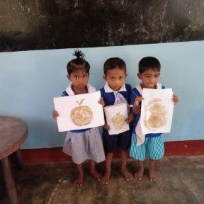 School children in Sri Lanka make pictures